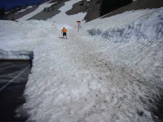 Lassen Peakへ続く雪道